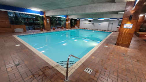 駅に近い個室　ー　プールとサウナとジム付すべて込み＄850-1