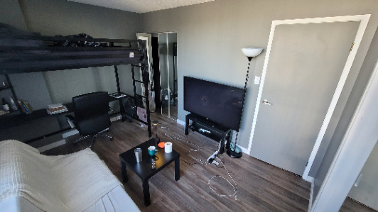 駅に近い個室　ー　プールとサウナとジム付すべて込み＄850-1