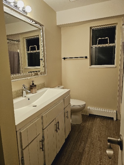 Furnished private room - Near Metrotown Mall (1 minute walk to the bus stop)-1