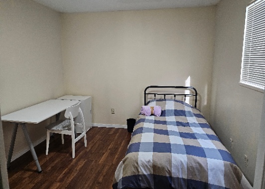Furnished private room - Near Metrotown Mall (1 minute walk to the bus stop)-1