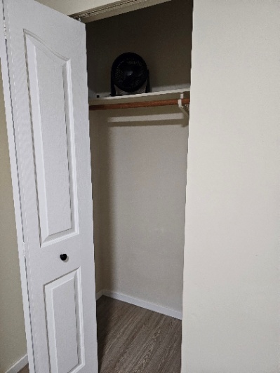 Furnished private room - Near Metrotown Mall (1 minute walk to the bus stop)-1