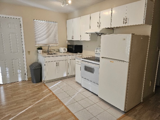Furnished private room - Near Metrotown Mall (1 minute walk to the bus stop)-1