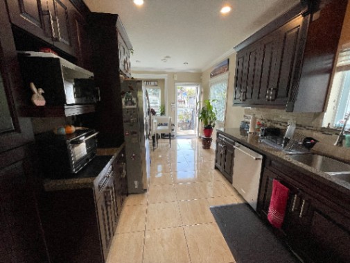 Furnished bedroom with Private Bathroom in Beautiful Home-1