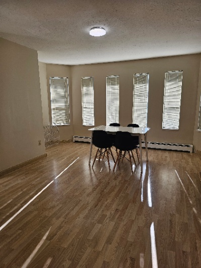 Furnished private room - Near Metrotown Mall (1 minute walk to the bus stop)-1