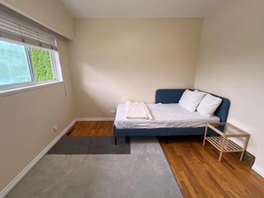 5 min Walk to Skytrain (Burnaby/Brentwood) Female Roommate Wanted-1
